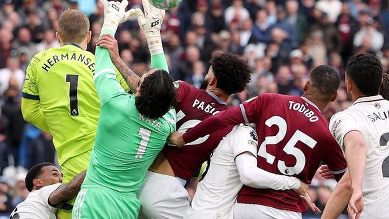 Gol West Ham ke gawang Arsenal dianulir wasit. (Dok. X/The Touchline)