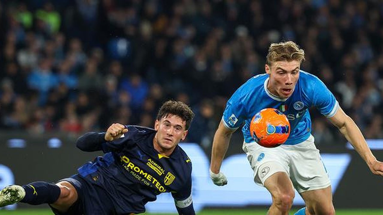 Rasmus Hojlund dan Alessandro Circati berebut bola dalam laga Serie A antara Napoli vs Parma di Naples, 15 Januari 2026. (Alessandro Garofalo/LaPresse via AP)