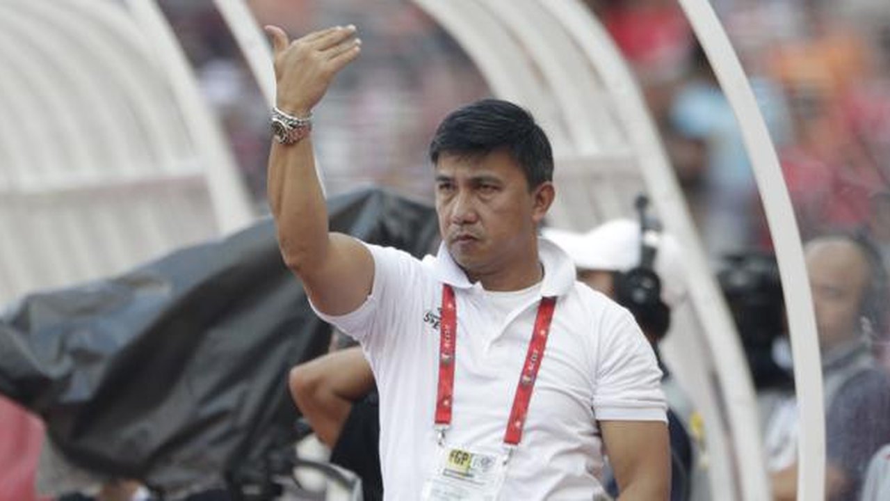 Manajer Persija Jakarta, Ardhi Tjahjoko, memberikan instruksi saat melawan Becamex Binh Duong pada laga Piala AFC di SUGBK, Jakarta, Selasa (26/2). Kedua klub bermain imbang 0-0. (Bola.com/M.