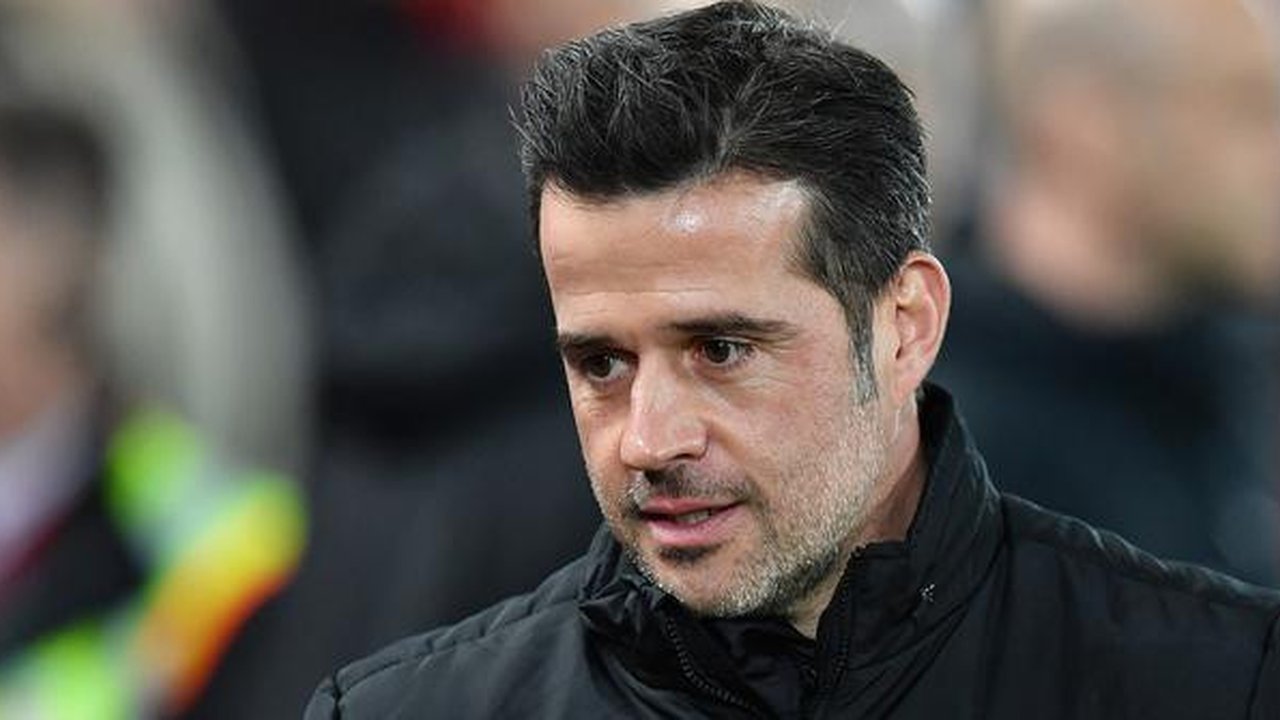 Pelatih Everton asal Portugal, Marco Silva tiba di lapangan sebelum pertandingan Liga Inggris melawan Liverpool di stadion Anfield (4/12/2019).  Everton resmi memecat manajer Marco Silva sete