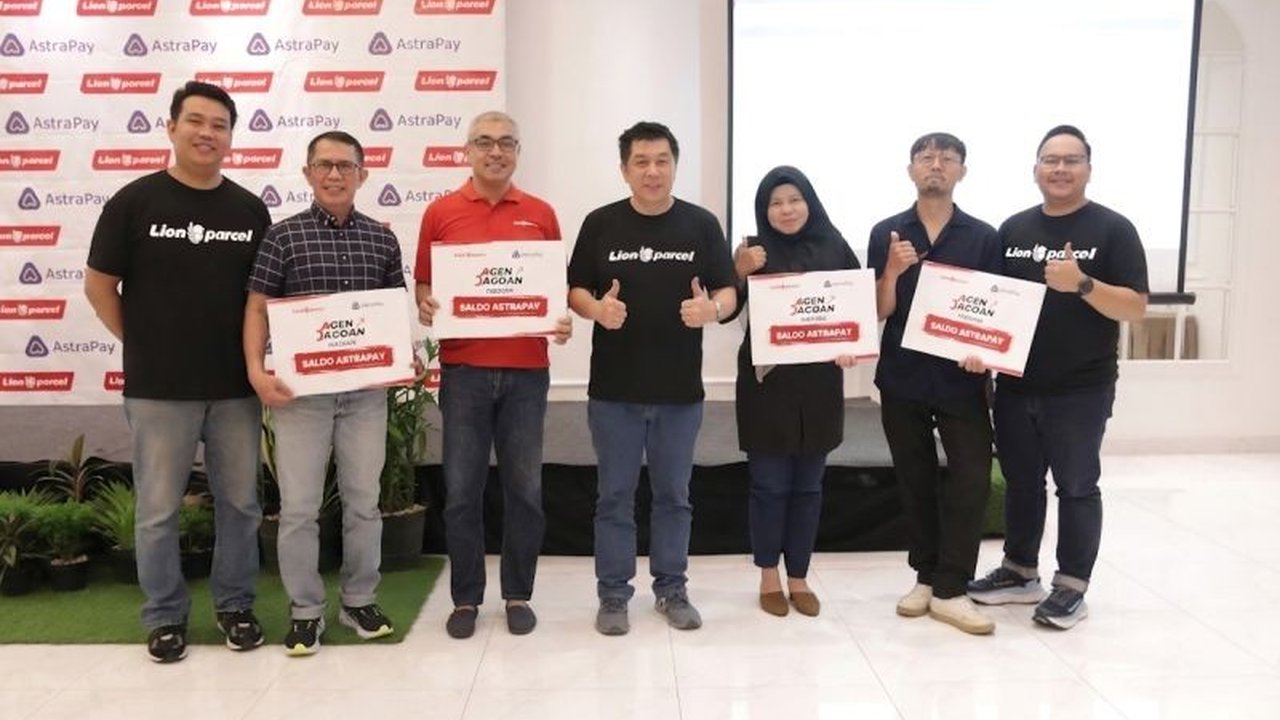 Lion Parcel dan AstraPay bersinergi mempercepat digitalisasi logistik agen melalui implementasi QRIS, mendorong efisiensi layanan dan inklusi keuangan. Kolaborasi ini meningkatkan pendapatan agen hingga 10%.