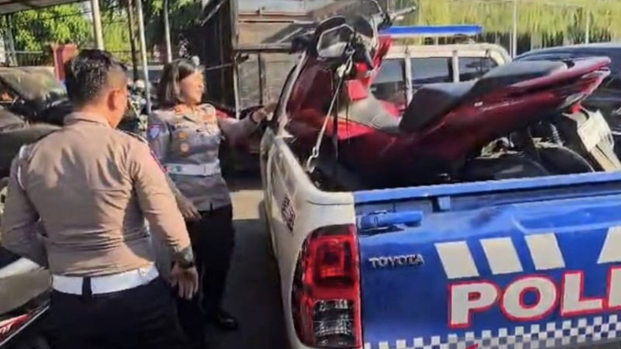 Satlantas Polres Grobogan berhasil menangkap sopir truk tabrak lari yang menyebabkan seorang pemotor tewas di Jalan Ahmad Yani Purwodadi. Kasus ini terungkap berkat rekaman CCTV dan penyelidikan cepat.