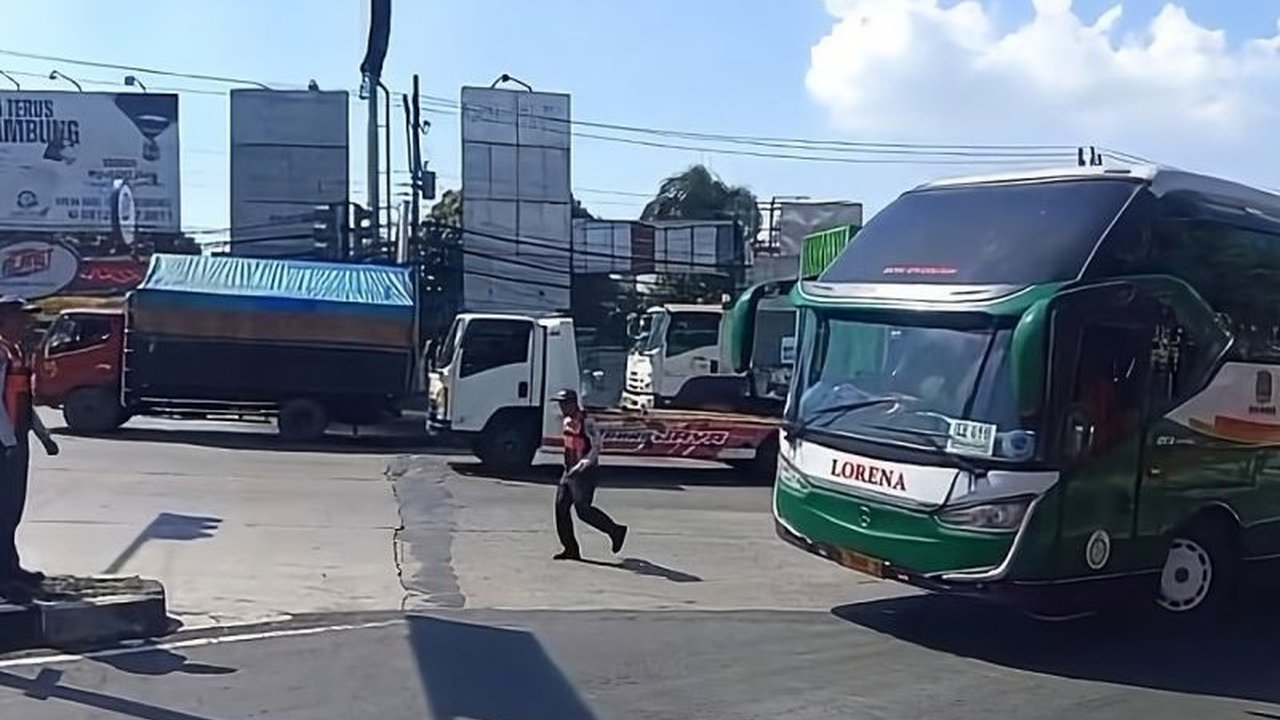 Pemerintah Kota Semarang terus melakukan sosialisasi terkait pemasangan portal pembatas ketinggian kendaraan kepada pengemudi bus AKAP. Apa tujuan utama langkah ini dan bagaimana dampaknya bagi keselamatan di jalan raya?