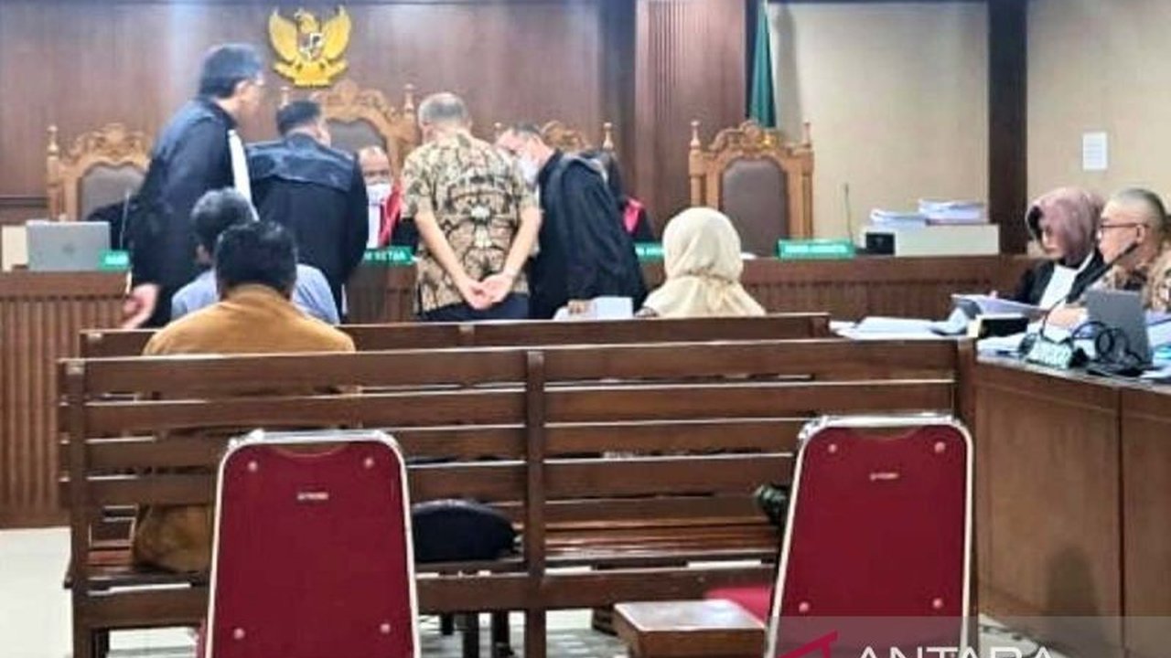 Hakim Anggota IV Mulyono Dwi Putranto menyatakan beda pendapat dalam kasus dugaan korupsi tata kelola minyak mentah Pertamina. Ia menilai tindakan terdakwa keputusan bisnis strategis, bukan tindak pidana, menimbulkan pertanyaan besar tentang definisi keru