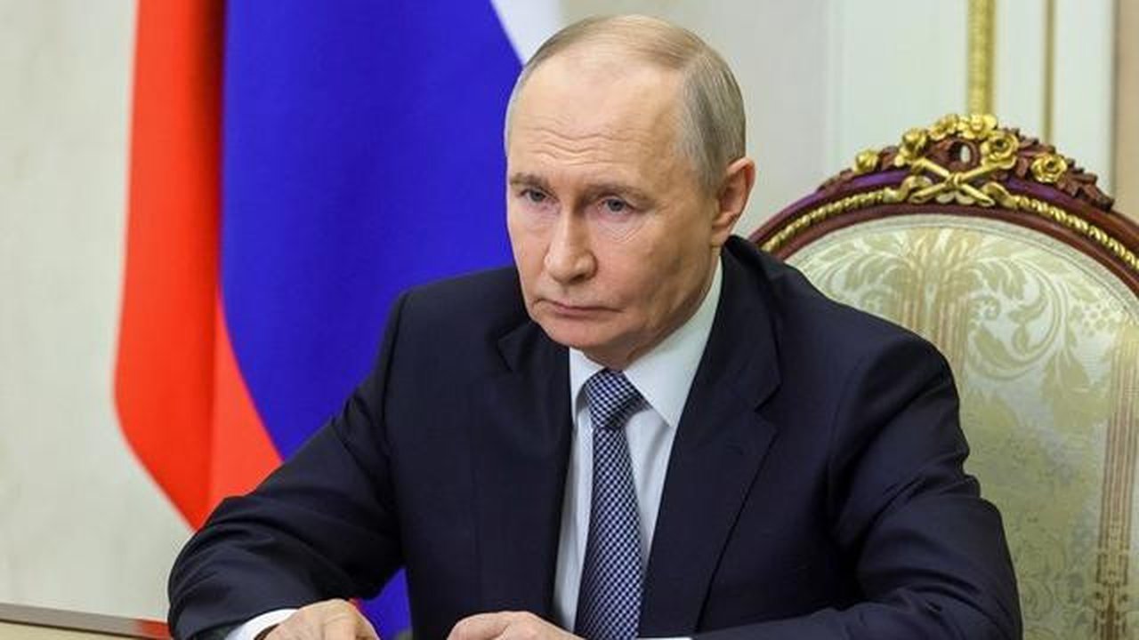 Vladimir Putin di Kremlin, Moskow, Selasa (12/5/2026), mendengarkan laporan dari Kepala Pasukan Rudal Strategis Rusia, Kolonel Jenderal Sergei Karakayev, mengenai keberhasilan uji rudal balis