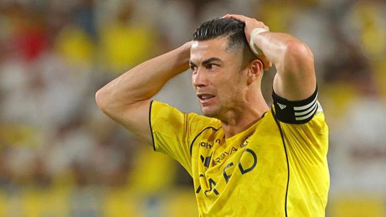 Penyerang Al Nassr, Cristiano Ronaldo, saat bereaksi melihat peluangnya gagal menjadi gol  dalam laga melawan Al hillal di Liga Arab Saudi yang berlangsung di King Fahd Sports City Stadium, R