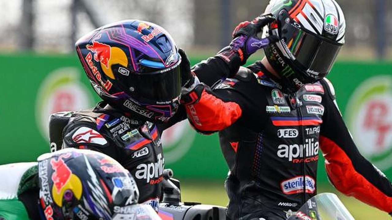 Duo Aprilia: Jorge Martin dan Marco Bezzecchi diyakini bakal bersaing jadi juara dunia MotoGP 2026. (X/Aprilia)