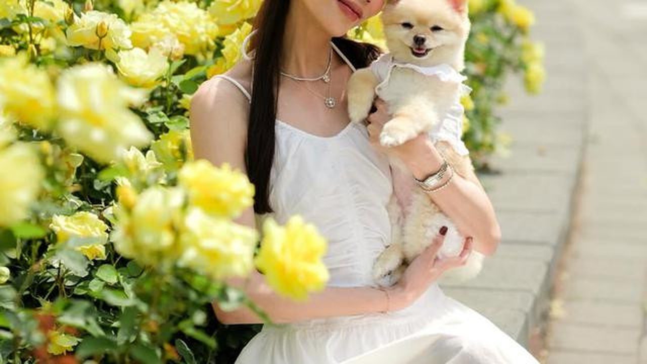 Sabrina Chairunnisa bareng anjing peliharaannya. [IG: @sabrinachairunnisa_]
