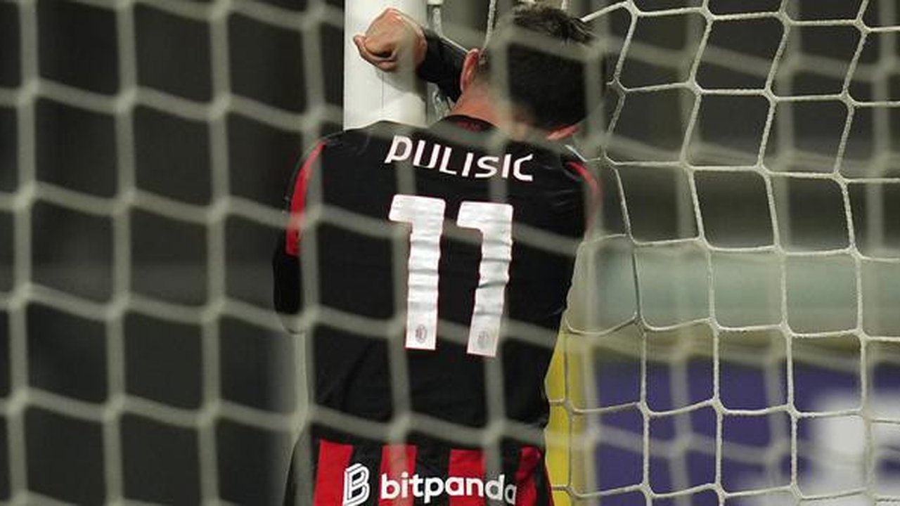 Pemain AC Milan, Christian Pulisic, bereaksi setelah gagal memanfaatkan peluang dalam pertandingan Serie A antara Parma dan AC Milan di Parma, Italia, Sabtu, 8 November 2025. (Massimo Paol
