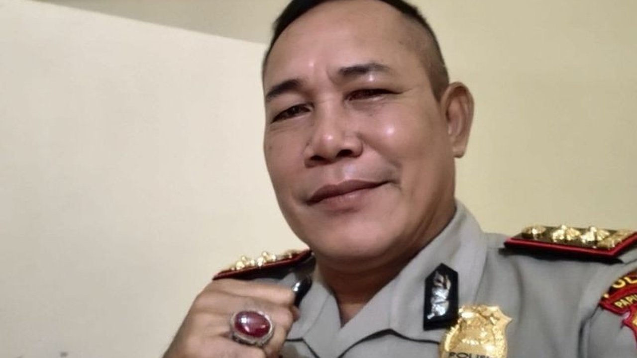 Polda Papua Tengah berhasil melakukan penangkapan DPO Dogiyai berinisial OD alias IK yang terlibat dalam kasus pemblokadean, perusakan, dan pembakaran mobil. Simak detail penangkapan dan perannya.