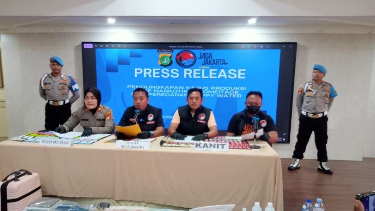 Polres Metro Jakarta Utara berhasil mengungkap kasus WNA China produksi etomidate rumahan, menyita 824 buah narkoba jenis etomidate siap edar senilai lebih dari Rp2 miliar.