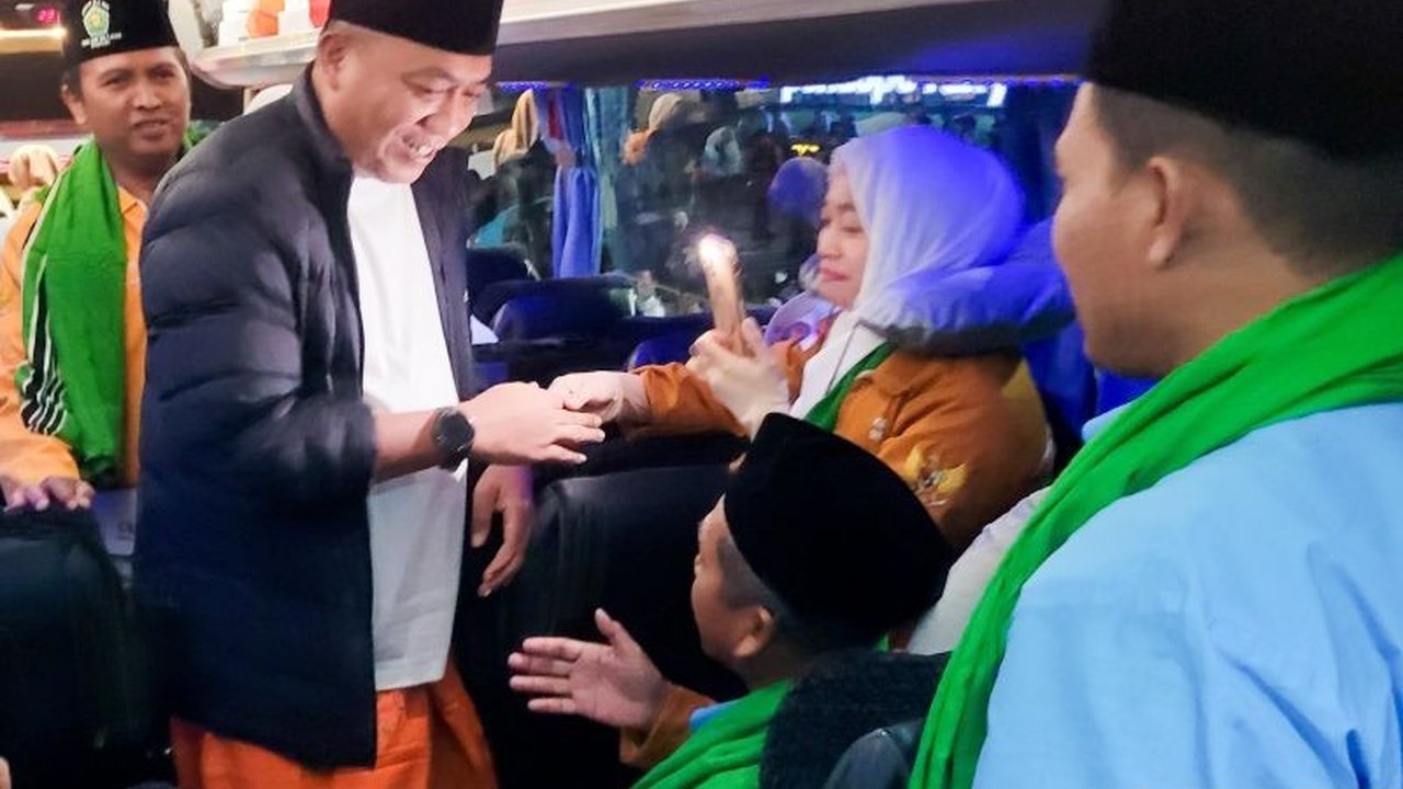 Sebanyak 997 Calon Haji Situbondo mulai diberangkatkan menuju Asrama Haji Sukolilo, Surabaya, dibagi dalam empat kloter. Simak detail keberangkatan dan pesan Bupati Situbondo.