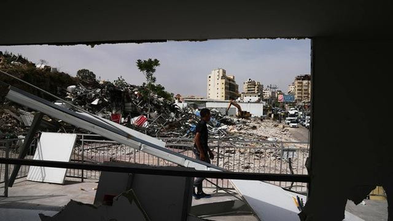 Seorang pria meninjau puing-puing bangunan komersial Palestina yang dihancurkan dalam operasi pembongkaran oleh tentara Israel di Al-Eizariya, Selasa (12/5/2026). (Dok. Mahmoud Illean/AP)