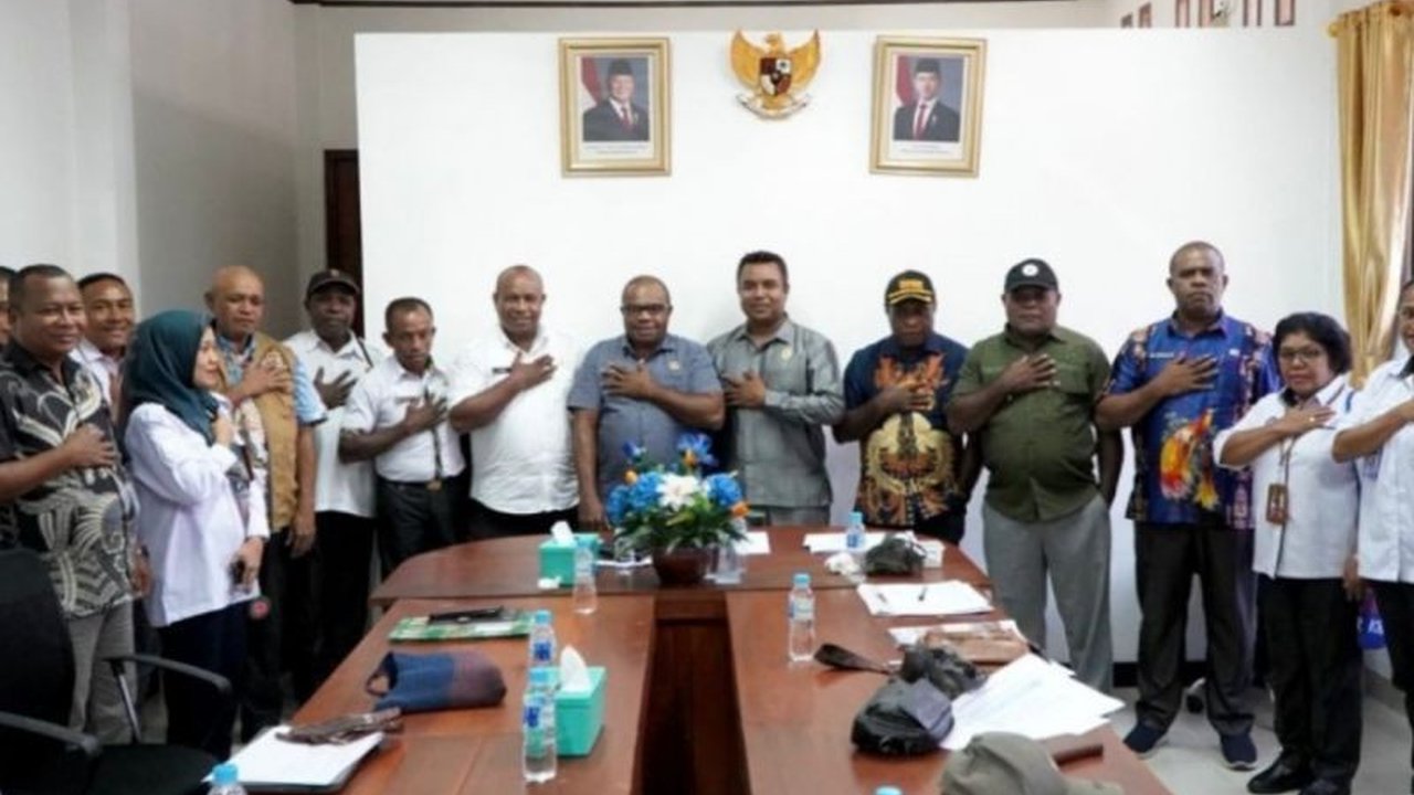 Dinas Komunikasi dan Informatika (Kominfo) Kabupaten Jayapura bersama Dewan Perwakilan Rakyat Kabupaten (DPRK) Jayapura membahas upaya pemerataan jaringan komunikasi Jayapura, menghadapi kendala cakupan dan penundaan pembayaran, dengan Starlink muncul seb