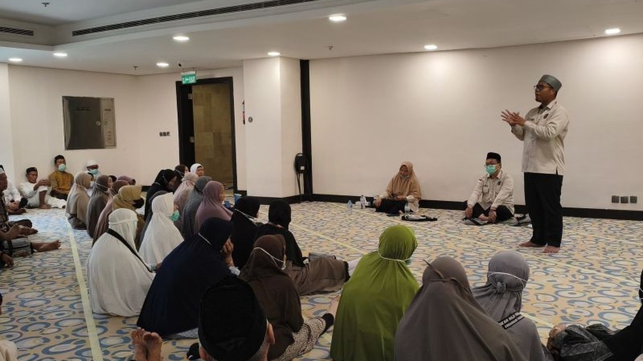 Tenaga Kesehatan Haji Kloter (TKHK) Bengkulu gencar berikan edukasi konsumsi oralit bagi jamaah calon haji (JCH) Bengkulu di Makkah. Langkah ini krusial untuk cegah dehidrasi akibat cuaca panas ekstrem menjelang puncak haji.