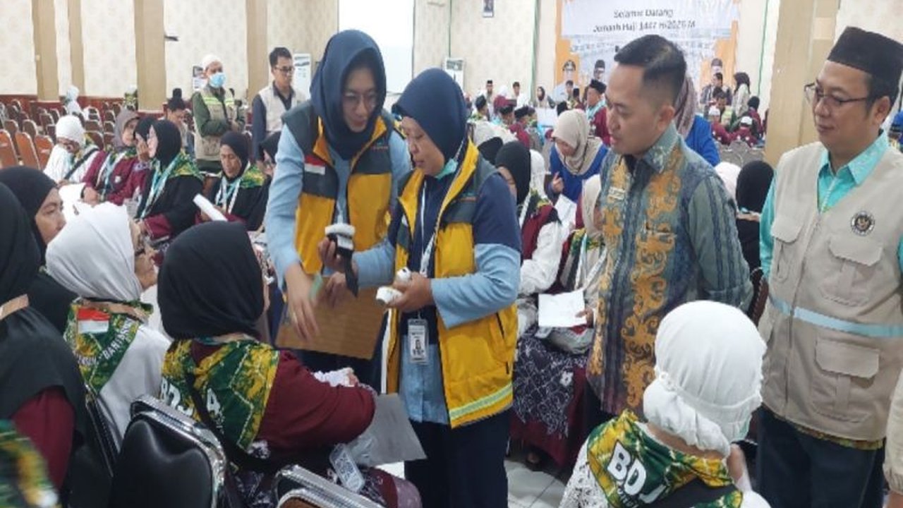 Ombudsman Kalsel memantau layanan haji 2026, memastikan Pengawasan Layanan Haji Kalsel optimal dan hak jamaah terpenuhi, terutama kelompok rentan. Simak detail pemantauan dan rekomendasi perbaikan layanan.