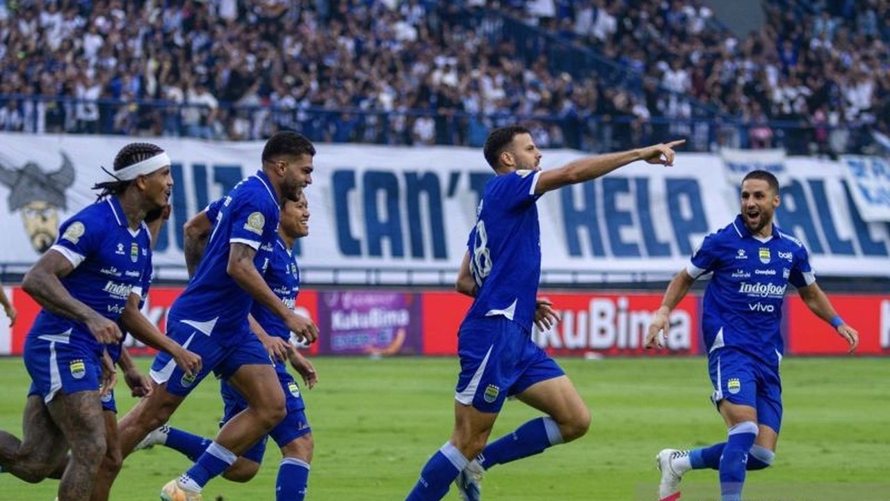 Persib Bandung kembali mengukir prestasi dengan meraih Lisensi AFC untuk siklus 2025/2026, menunjukkan komitmen klub dalam menjaga standar profesionalisme di kancah sepak bola Asia.