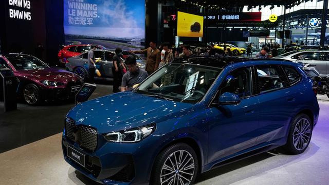 Beijing Auto Show atau Auto China 2026 berfokus pada kendaraan listrik (EV) canggih, mobil pintar, dan teknologi otonom dari berbagai pabrikan global dan lokal. Tampak dalam foto, petugas keb