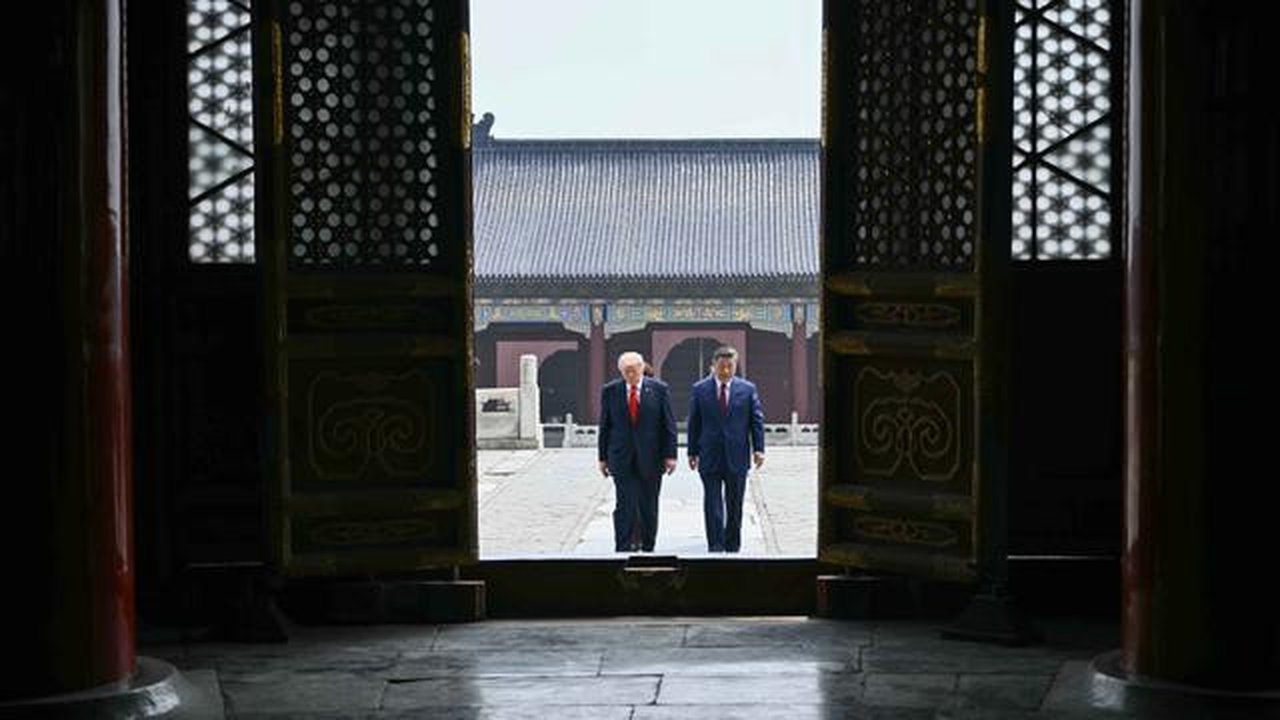 Presiden Tiongkok, Xi Jinping (kanan) dan Presiden Amerika Serikat (AS), Donald Trump saat mengunjungi Temple of Heaven, Beijing, Kamis 14 Mei 2026. (Brendan Smialowski/Pool Photo via AP)