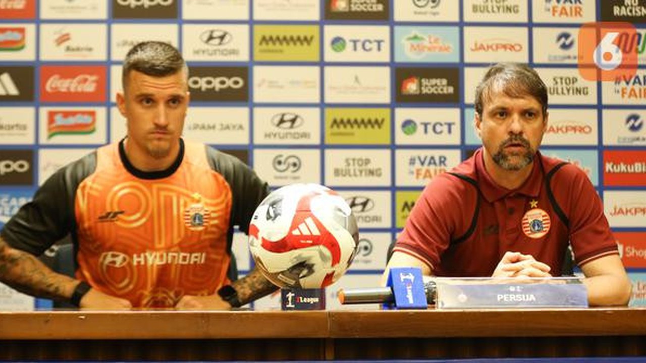 Fabio Calonego dan Mauricio Souza mengikuti sesi konferensi pers jelang laga pekan ke-30 BRI Super League 2025/2026 melawan Persis Solo di Stadion Utama Gelora Bung Karno, Jakarta, Minggu (26
