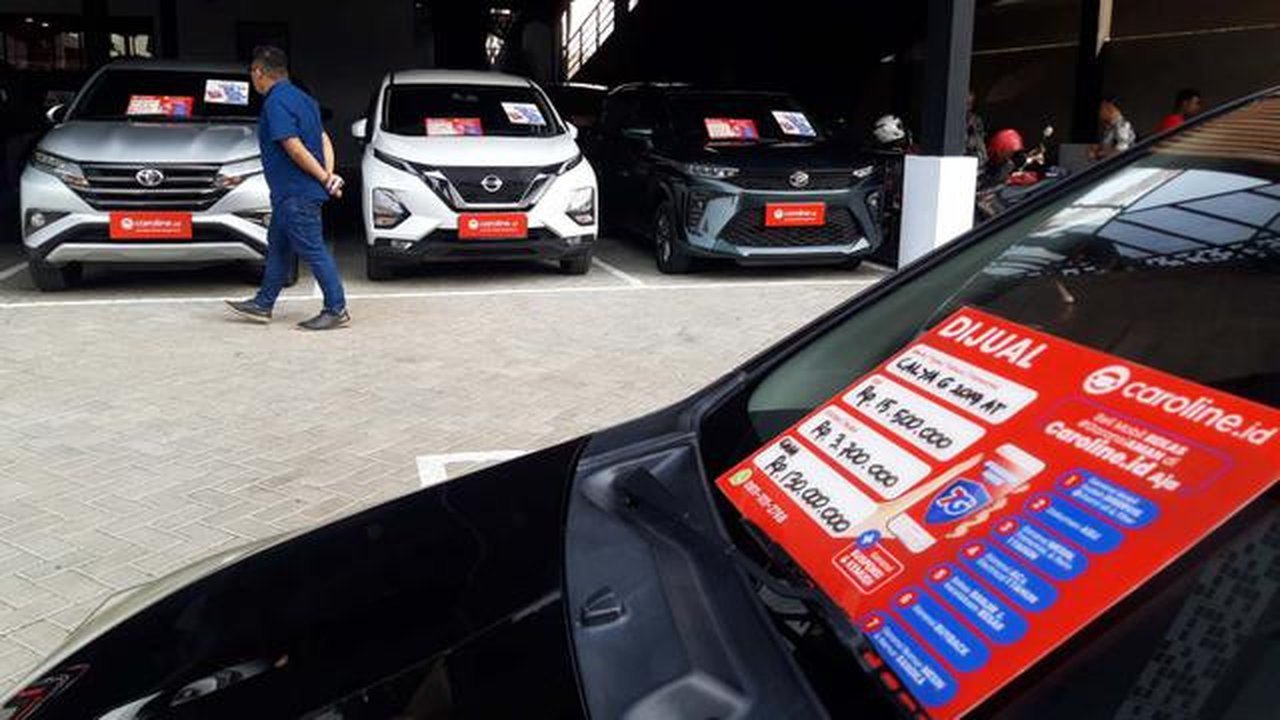 Pengunjung memilih kendaraan roda empat di sela pembukaan showroommobil baru dan bekas caroline.id, di Serpong,Tangerang (Liputan6.com)