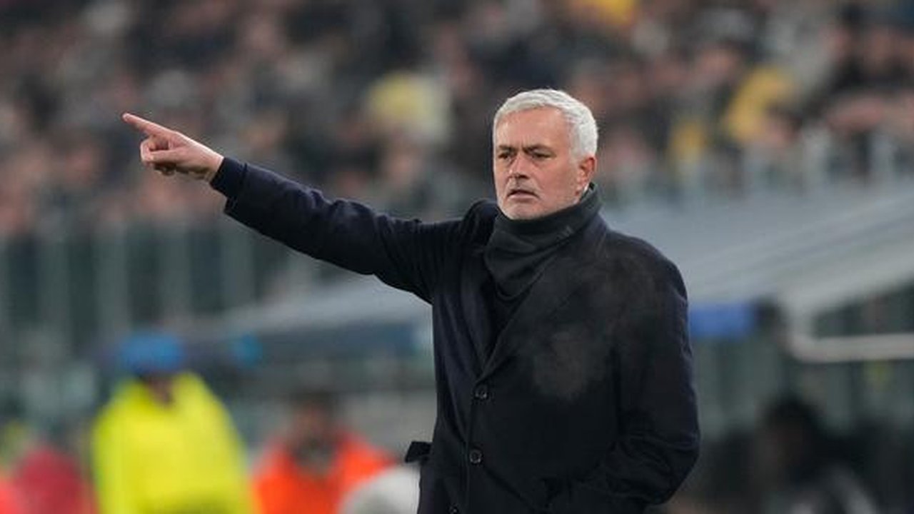 Pelatih Benfica, Jose Mourinho, memberi instruksi saat laga Liga Champions melawan Juventus Benfica di Allianz Arena, Italia, Kamis (22/1/2026). (AP Photo/Luca Bruno)