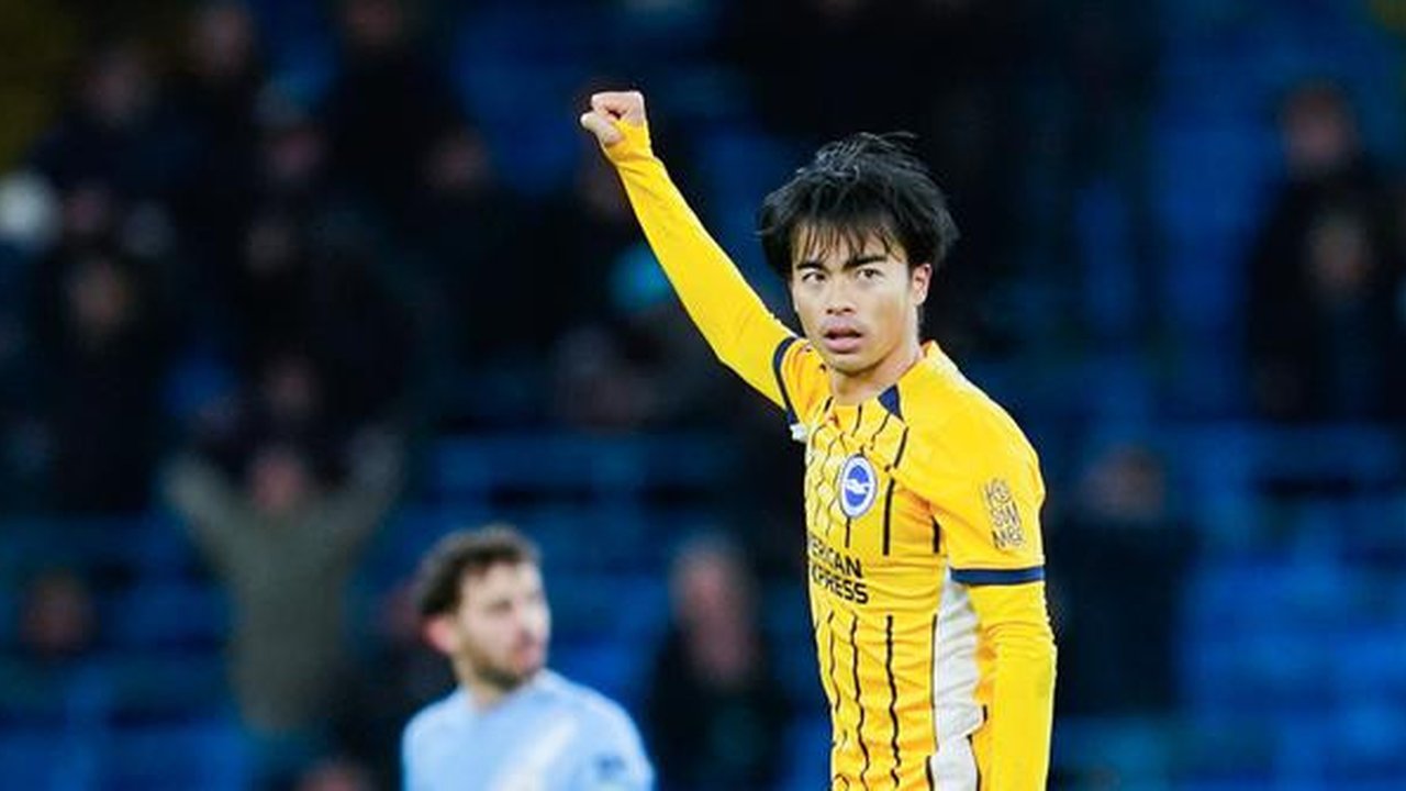 Pemain Brighton & Hove Albion, Kaoru Mitoma, melakukan selebrasi setelah mencetak gol ke gawang Manchester City pada laga Liga Inggris di Etihad Stadium, Kamis, 8 Januari 2026. (AP Photo/Dave