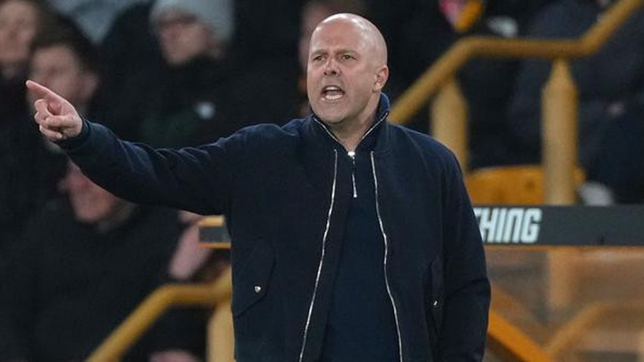 Manajer Liverpool, Arne Slot, memberi instruksi dari tepi lapangan saat menghadapi Wolverhampton Wanderers dalam pertandingan Liga Inggris di Molineux, Inggris, Rabu (4/3/2026) dini hari WIB.
