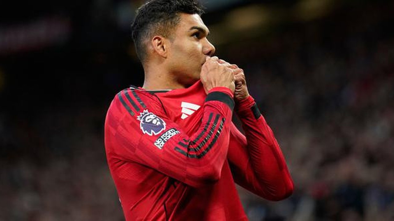Selebrasi Casemiro usai membobol gawan Brentford di pekan ke-34 Premier League, Selasa (28/4/2026) (AP Photo/Dave Thompson)