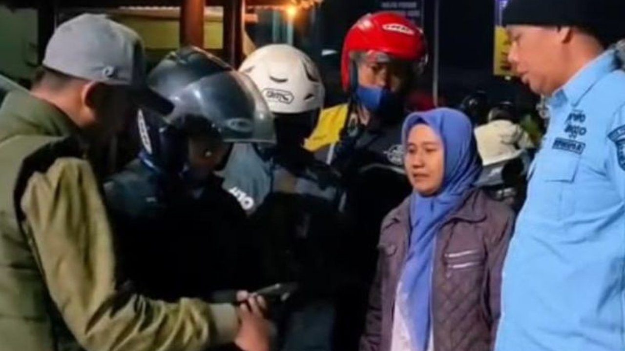 Pemerintah Kabupaten Probolinggo melakukan monitoring dan evaluasi penerapan tiket daring wisata Gunung Bromo guna meningkatkan ketertiban dan modernisasi pengelolaan pariwisata di kawasan tersebut.