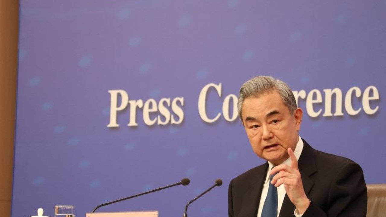 Menteri Luar Negeri China Wang Yi menegaskan bahwa **hubungan China-AS** yang stabil harus diwujudkan melalui langkah konkret, bukan sekadar slogan, pasca pertemuan penting antara Presiden Xi Jinping dan Donald Trump yang membahas ekonomi hingga geopoliti