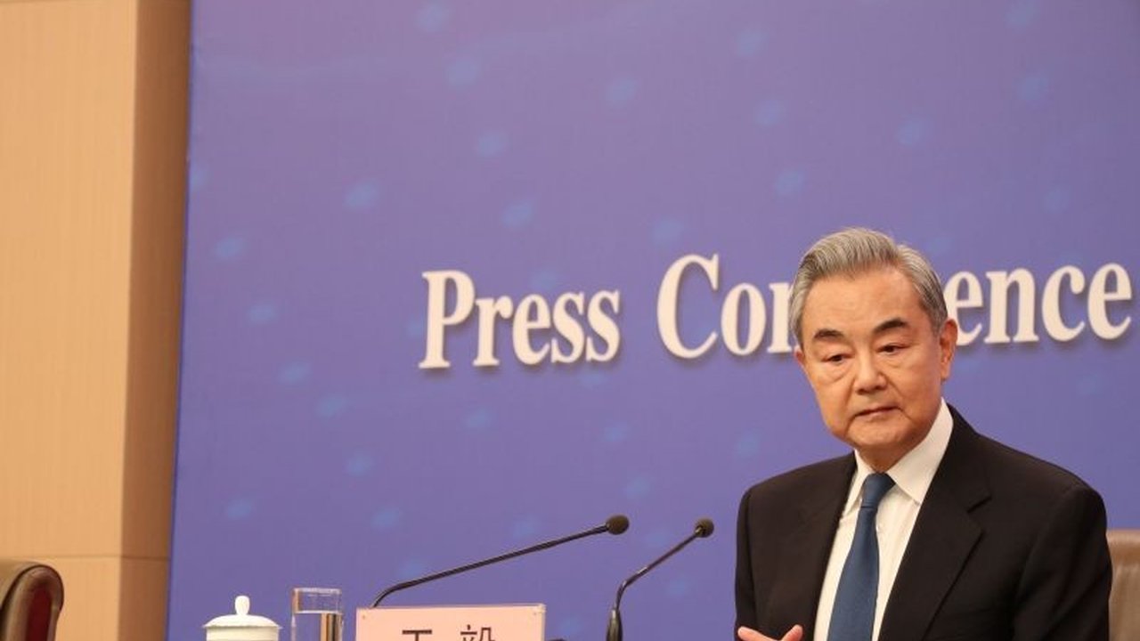 Menlu China Wang Yi mengungkapkan detail pertemuan Presiden Xi Jinping dan Donald Trump, membahas isu Taiwan, hubungan dagang, dan krisis global. Pertemuan ini krusial bagi masa depan Hubungan China-AS.