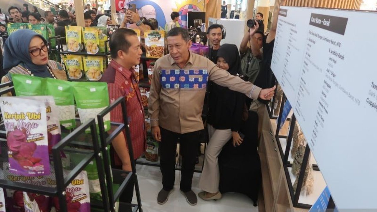 Gubernur NTB Lalu Muhamad Iqbal mendorong perubahan strategi pemasaran kerajinan NTB dengan fokus pada narasi dan nilai seni. Ini bertujuan agar produk lokal memiliki harga jual lebih tinggi dan mampu menembus pasar premium.