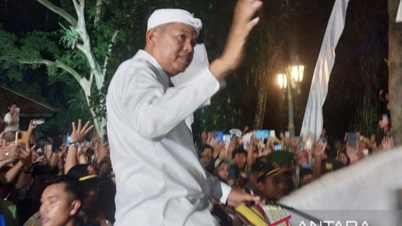 Kirab Budaya Milangkala Tatar Sunda sukses digelar di Kota Bogor, menampilkan ragam seni tradisi dan Mahkota Binokasih. Gubernur Dedi Mulyadi soroti pentingnya pelestarian sejarah Sunda.