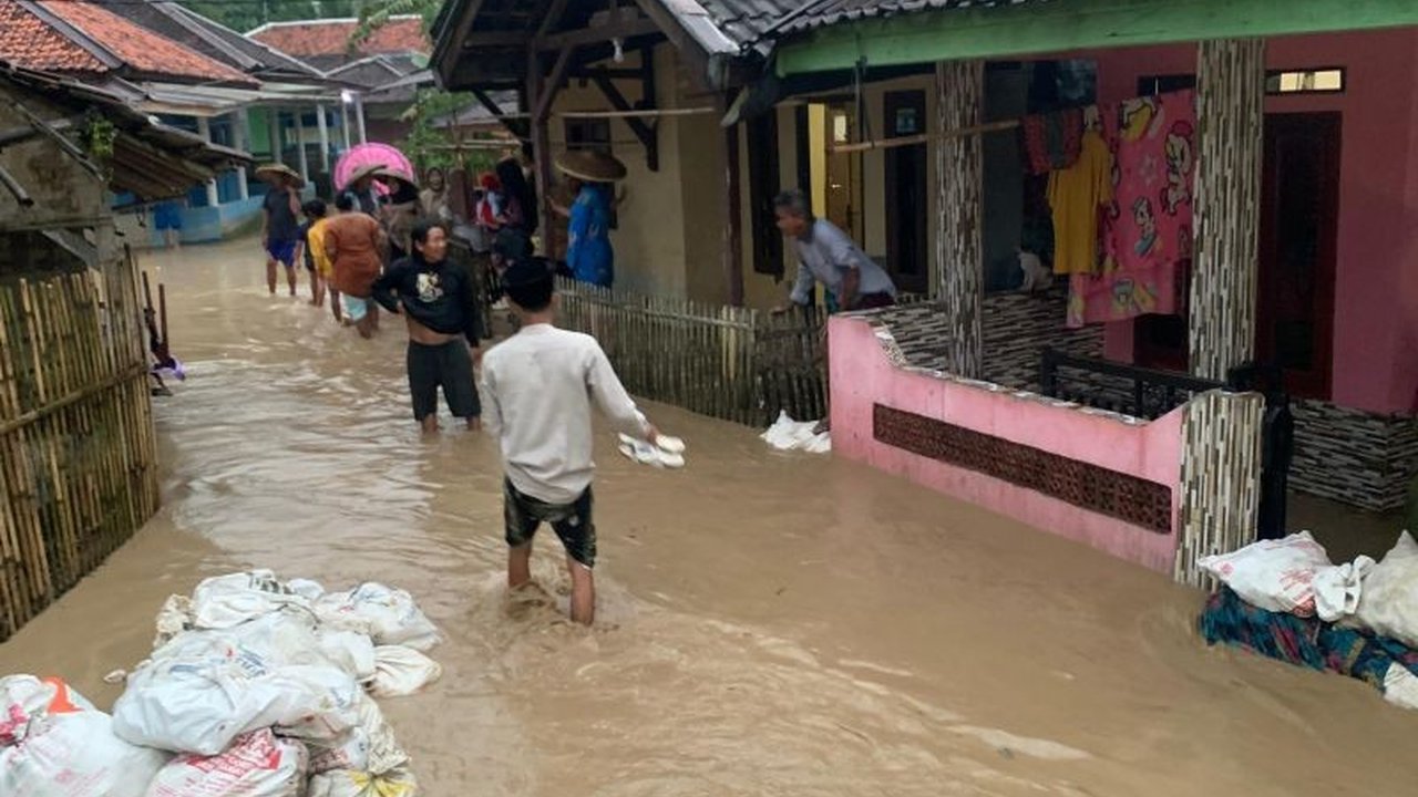 Banjir dan longsor melanda lima kecamatan di Kabupaten Lebak setelah hujan deras, menyebabkan kerusakan signifikan. BPBD Lebak mengimbau warga tetap waspada terhadap potensi bencana susulan.