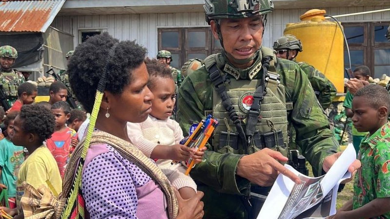 Pengungkapan kasus ladang ganja di pedalaman Papua menjadi ancaman serius terhadap ketahanan nasional, menurut Pangkogabwilhan III Letjen TNI Lucky Avianto, yang juga mengungkap keterlibatan kelompok separatis dalam memaksa warga menanam ganja.