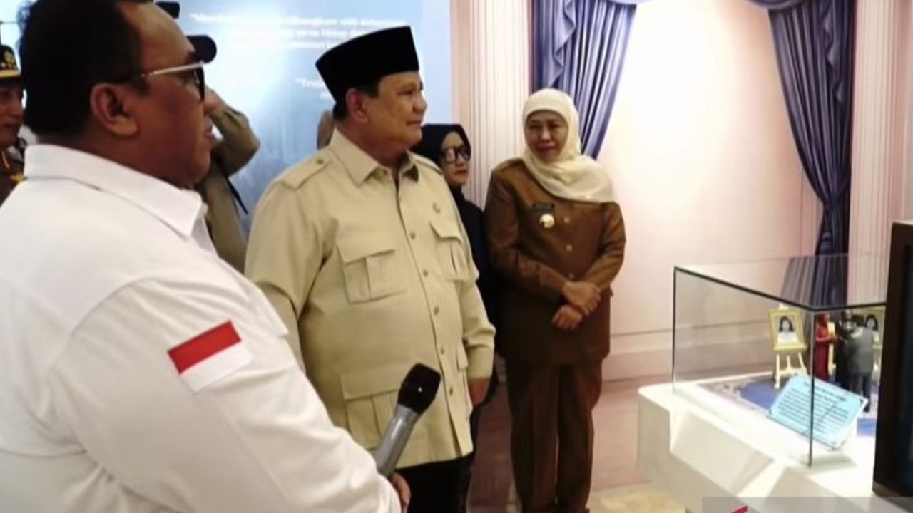 Presiden Prabowo Subianto meninjau Museum Marsinah di Nganjuk, Jawa Timur, mengenang perjuangan aktivis buruh yang dinobatkan sebagai Pahlawan Nasional. Kunjungan ini simbol dukungan terhadap gerakan buruh.