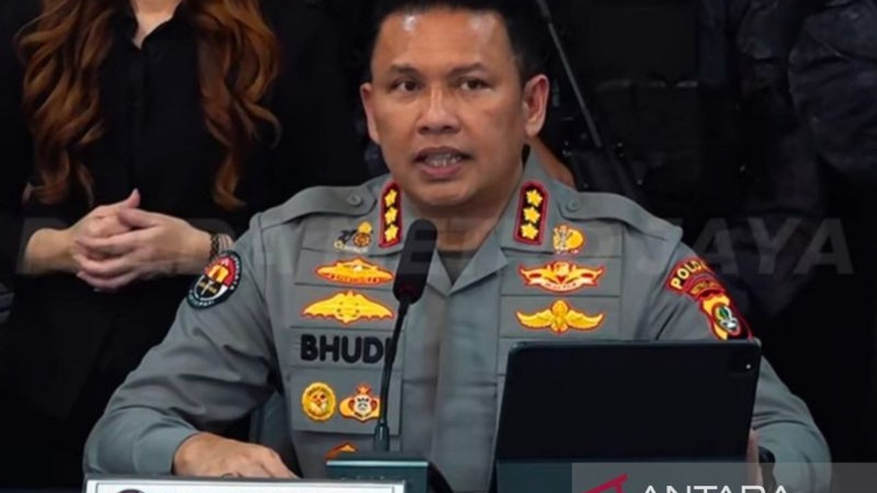 Polda Metro Jaya tengah mendalami kasus dugaan pengeroyokan yang berujung pelemparan seorang pria dari lantai dua Pasar Grogol, Jakarta Barat, pada 10 Mei 2026.
