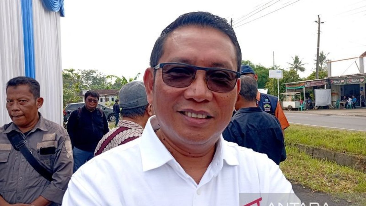 Pemerintah Kabupaten Banyumas memastikan pasokan bahan baku UMKM tetap aman melalui pemantauan intensif distributor, meskipun ada potensi kenaikan harga akibat pelemahan rupiah. Bagaimana strategi Pemkab Banyumas menjaga stabilitas ini?