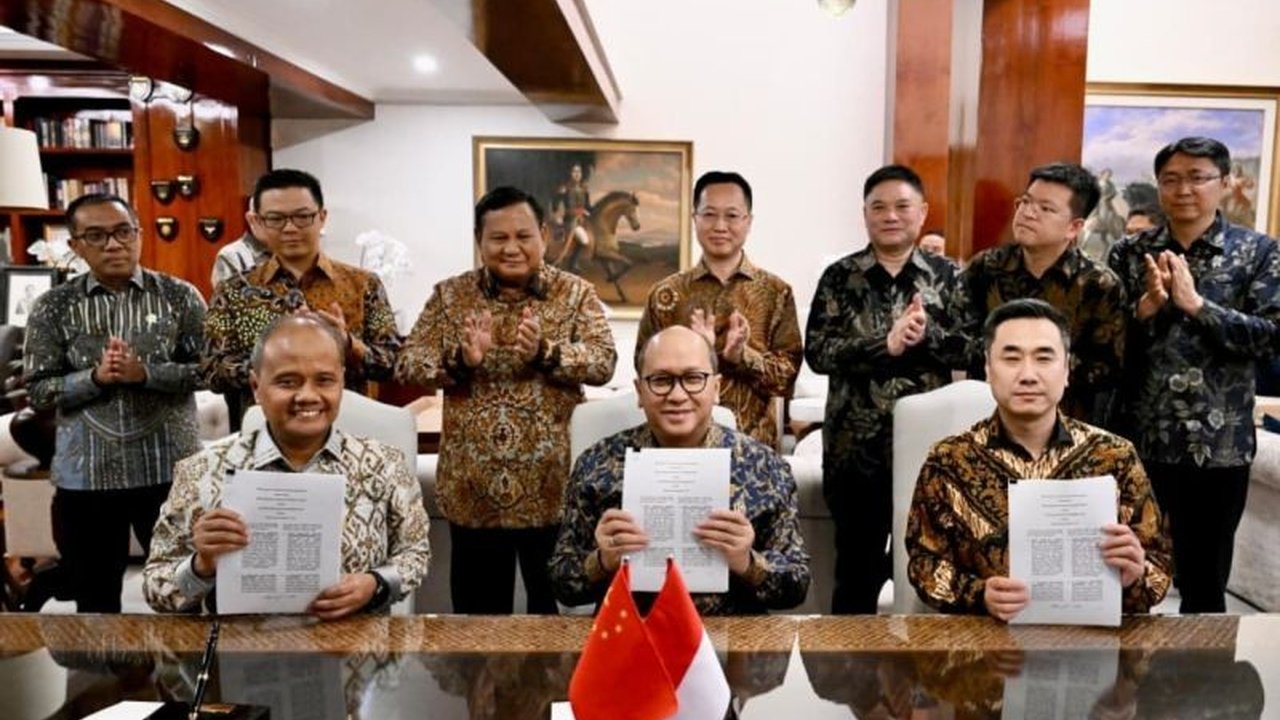 Presiden Prabowo Subianto menyaksikan MoU antara BPI Danantara dan Hisense Group, menandai langkah awal **kerja sama teknologi Danantara Hisense** yang strategis. Ini diharapkan perkuat investasi dan ekosistem industri nasional.