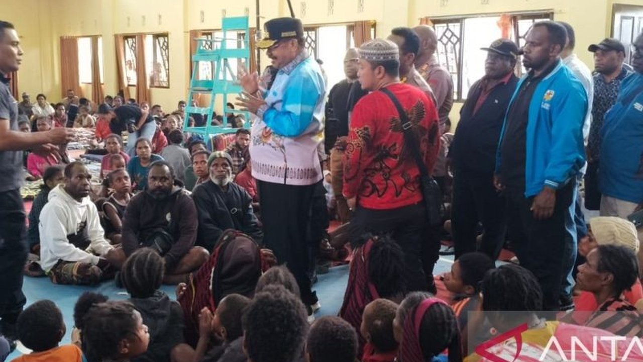 Gubernur Papua Pegunungan John Tabo menyerahkan bantuan dana sebesar Rp1 miliar bagi pengungsi korban perang antarsuku di Wamena, Kabupaten Jayawijaya, demi memastikan kebutuhan dasar mereka terpenuhi. Simak selengkapnya mengenai Bantuan Pengungsi Wamena.