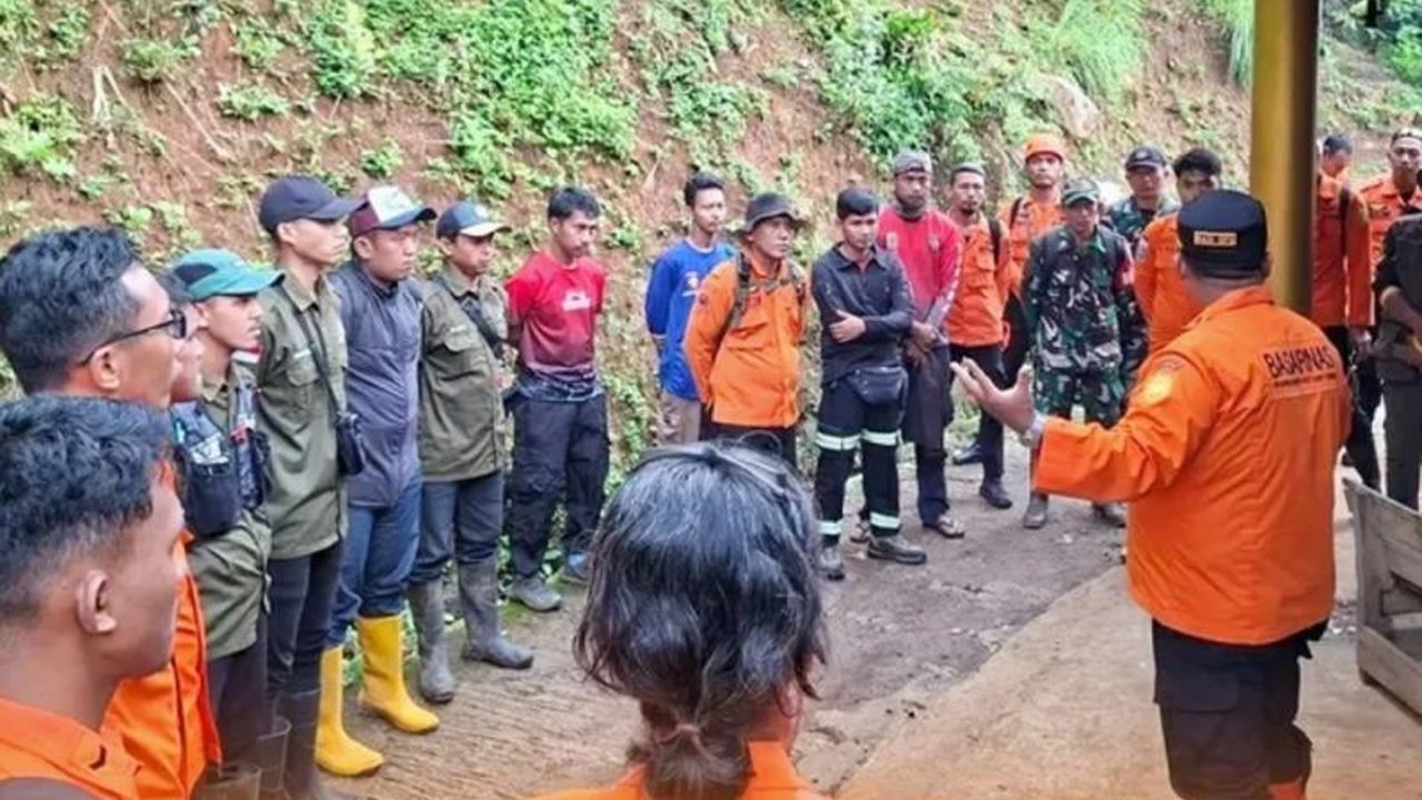 Dua wisatawan asal Karawang masih dalam pencarian usai tertimbun longsor Curug Cileat Subang akibat curah hujan tinggi. Simak detail upaya evakuasi.