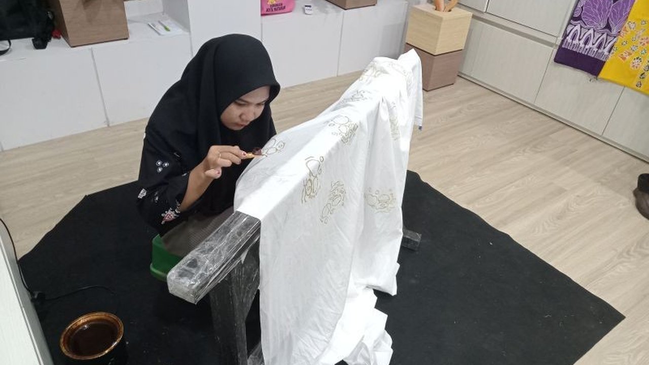 Pemerintah Kota Mataram serius menggarap potensi Batik Mataram untuk menembus pasar internasional, dengan rencana produksi massal dan pembentukan Kampung Batik di enam kecamatan.