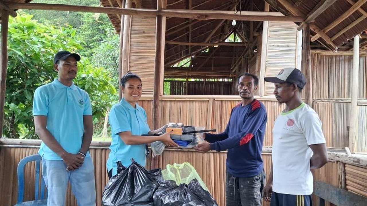 Yayasan Kamtabai Raja Ampat berkolaborasi dengan Reefguardian menyalurkan Bantuan Homestay Raja Ampat serta perlengkapan pemandu wisata di Kampung Waifoi untuk menggerakkan ekonomi masyarakat adat.