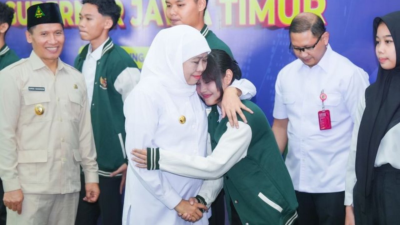 Gubernur Khofifah Indar Parawansa menegaskan Lulusan SMK Jawa Timur memiliki daya saing global, dibuktikan dengan program magang kerja ke 13 negara. Simak selengkapnya bagaimana mereka menjadi talenta vokasi internasional!