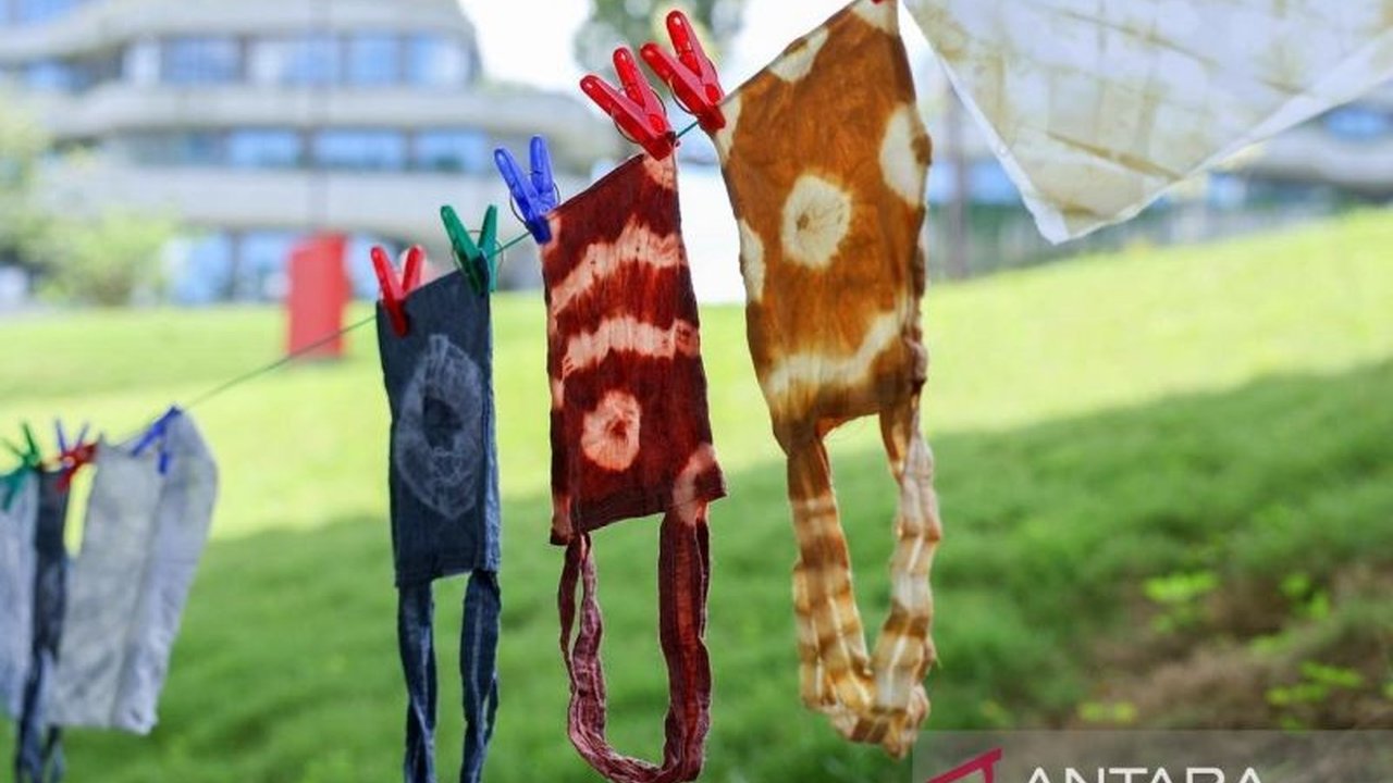 Otorita IKN melihat potensi besar dalam pengembangan Batik Khas IKN sebagai peluang ekonomi kreatif bagi masyarakat lokal, didukung pemanfaatan pewarna alami dari tanaman hutan.