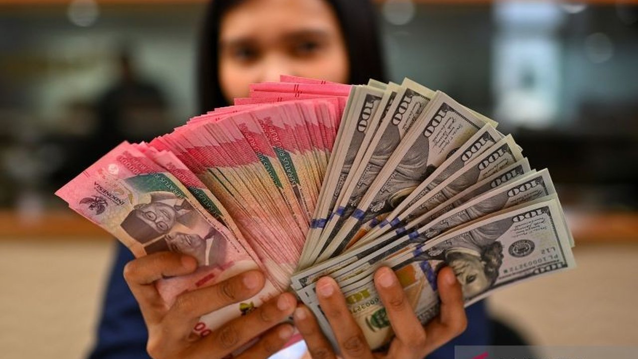 Pelemahan Rupiah menembus Rp17.500/dolar AS, memicu kenaikan harga bahan baku impor dan BBM nonsubsidi. Kondisi ini diprediksi berlanjut hingga akhir tahun, memicu penyesuaian harga pasar.