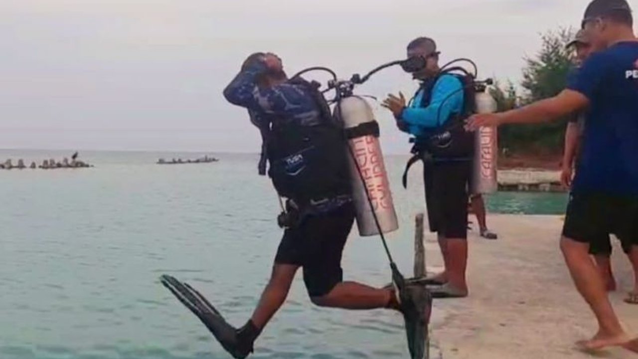 Polisi Kepulauan Seribu menunjukkan aksi heroik dengan menyelamatkan ponsel wisatawan yang jatuh ke laut di Dermaga Pulau Pari, membuktikan kesigapan dalam melayani masyarakat dan wisatawan.