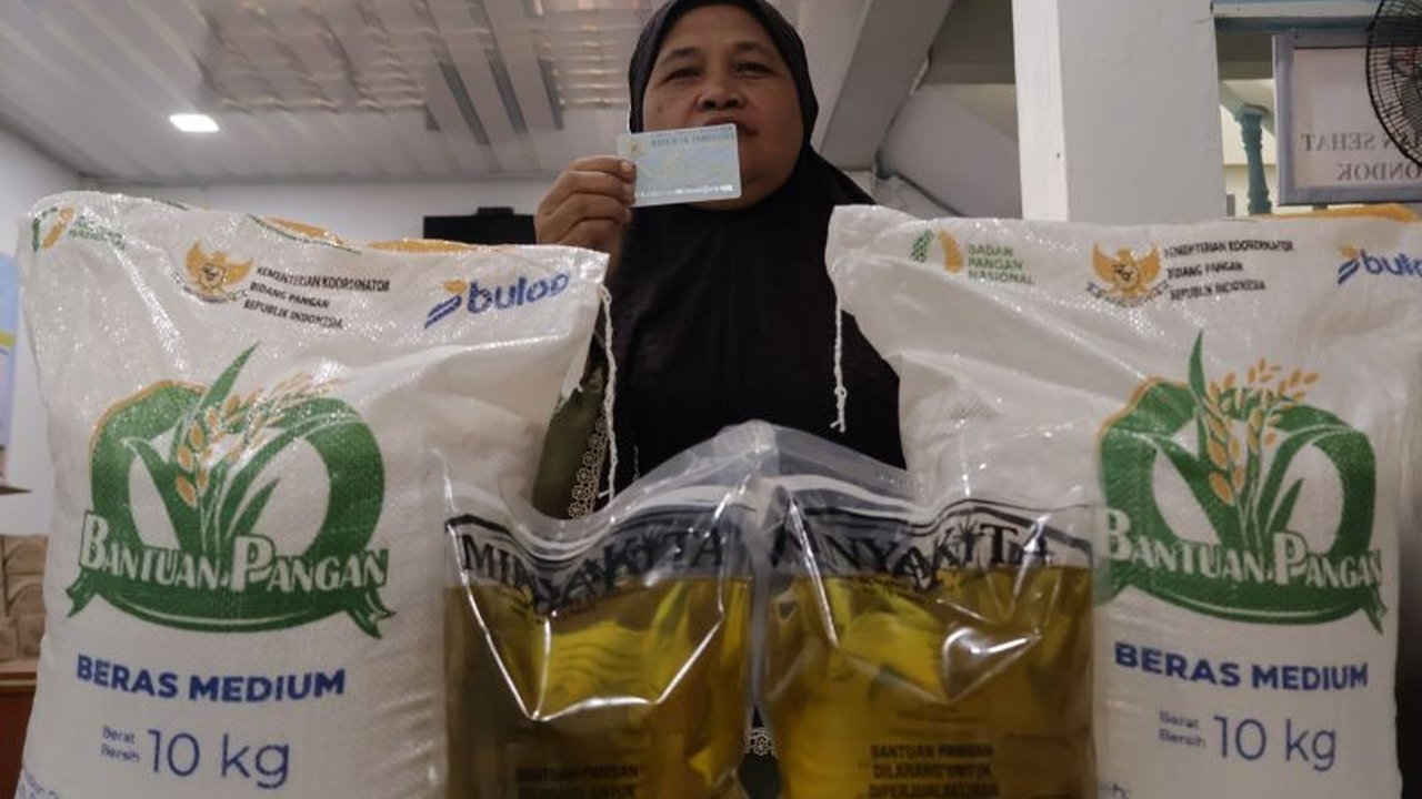 Pemerintah Kota Padang akan meluncurkan proyek percontohan digitalisasi bansos pada tahun 2026, menyiapkan 1.750 agen pendamping untuk memastikan kelancaran program Digitalisasi Bansos Padang dan ketepatan sasaran bantuan. Program ini bertujuan mengukur k