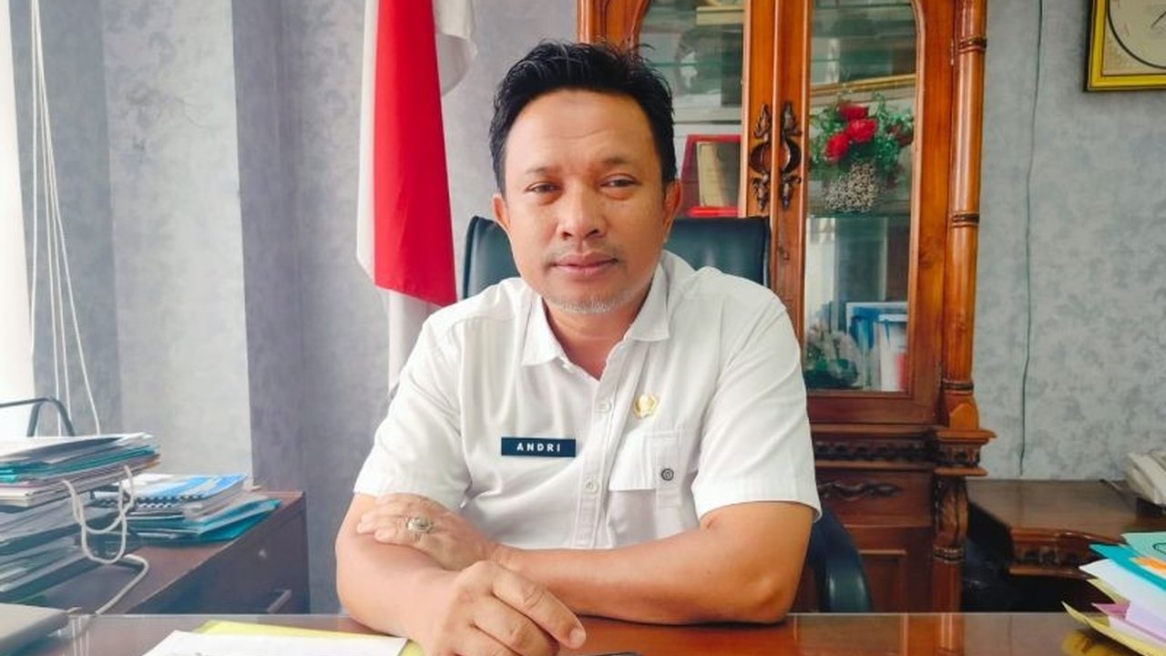 Kabupaten Agam, Sumatera Barat, menerima bantuan signifikan sebesar Rp30 miliar dari pemerintah pusat untuk Revitalisasi Sekolah Agam yang rusak akibat bencana hidrometeorologi, memastikan pendidikan tetap berjalan.